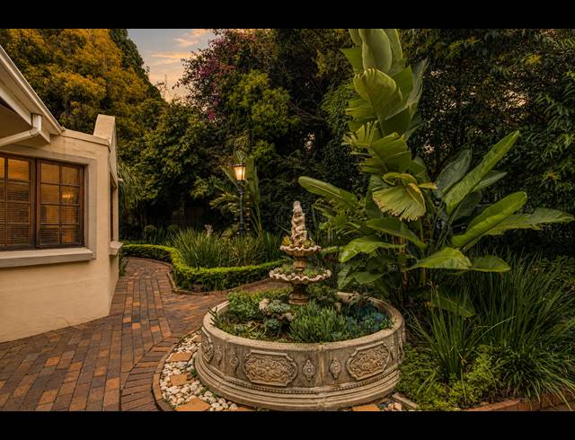 4 BEDROOM GUEST HOUSE FOR SALE IN NORTHCLIFF